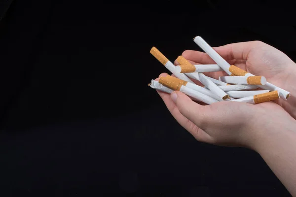 Hand Att Cigaretter Svart Bakgrund — Stockfoto