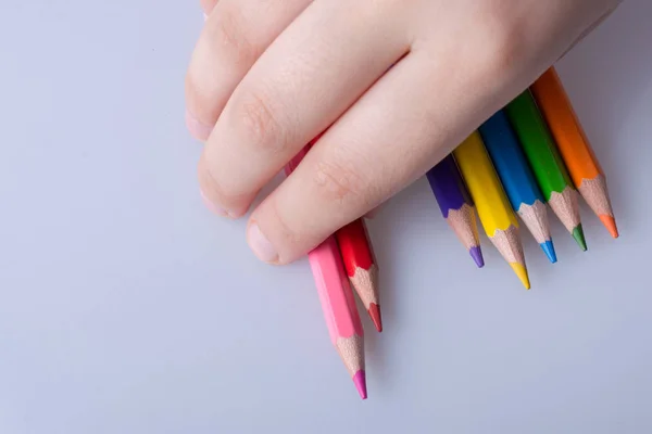 Ručně Držící Barvy Tužky Umístěné Bílém Pozadí — Stock fotografie