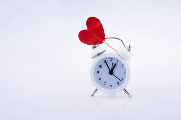 Pequeña Forma Corazón Color Rojo Reloj Despertador Color Blanco —  Fotos de Stock