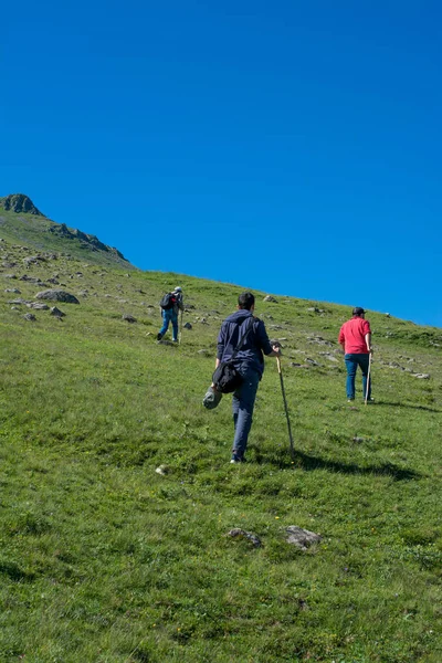 Friends Taking Excursion Mountain — Stock Photo, Image