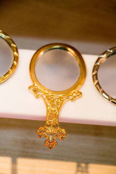 Pouco Espelho Decorativo Mão Cor Ouro Uma Prateleira — Fotografia de Stock