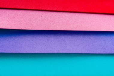 Geometrik renk örtüşmesindeki malzeme tasarımı renkli katmanlar