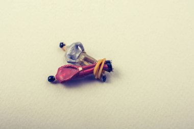 İpe sarılmış küçük erkek figürü.