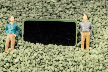 Minyatür insan figürü görünürde