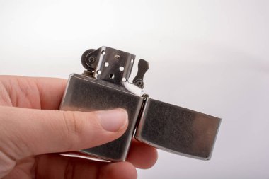 Görünüşte izole edilmiş bir arkaplanda çelik çakmak