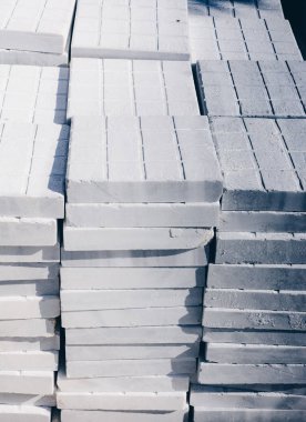 Ekranda üst üste dizilmiş beyaz mermer levhalar