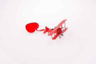 Kırmızı bir uçak kırmızı bir kalple uçuyor