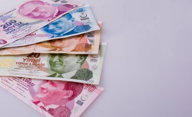 Amerikan Doları banknot ve Turksh Lirası banknot beyaz arka plan üzerinde yan yana
