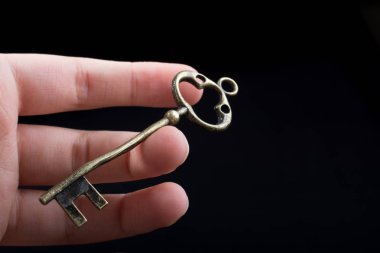 Bir retro tarzı altın rengi dekoratif tuşunu basılı tutarak el