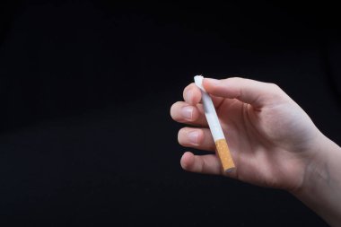 El siyah arka planda sigara dağıtıyor.