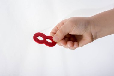 Sekiz numara, yeni yürümeye başlayan çocuğun elinde ahşaptan yapılmış.