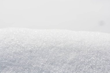 Çeşitli izleri olan kar yüzeyi