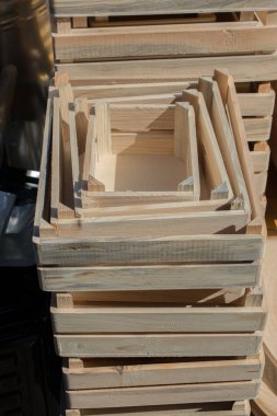 Markette satılık ahşap sandık.