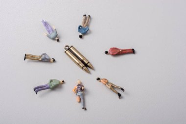 Mermi 'nin etrafındaki adamlar savaş fotoğrafçılığına karşı Kavramsal olarak tasvir ediyorlar.