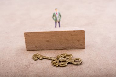 Retro tarz anahtar arkasında heykelcik duran