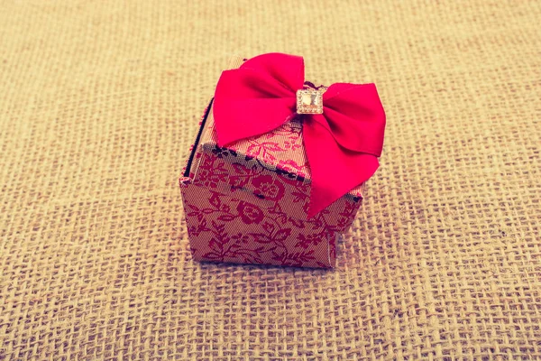 Подарочная Коробка Красной Лентой Картона — стоковое фото