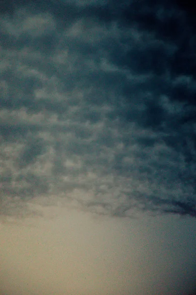 Grijze Kleurenwolken Bedekken Lucht Overdag Gedeeltelijk — Stockfoto