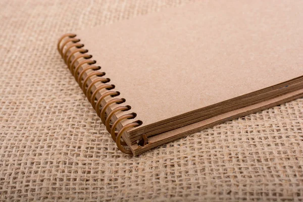 Notebook Colore Marrone Posizionato Uno Sfondo Tela — Foto Stock