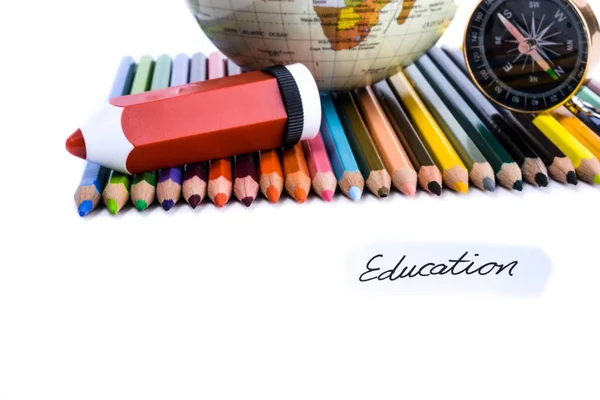 Lápices Colores Con Globo Brújula Nota Educación Sobre Ellos Sobre — Foto de Stock