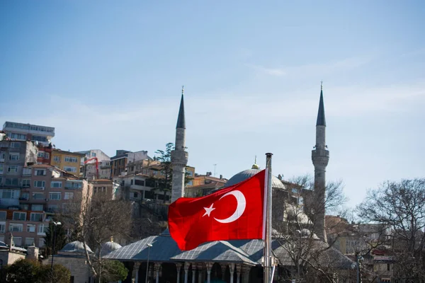 Bandeira Nacional Turca Pendurar Pólo Uma Corda Com Minarete Atrás — Fotografia de Stock