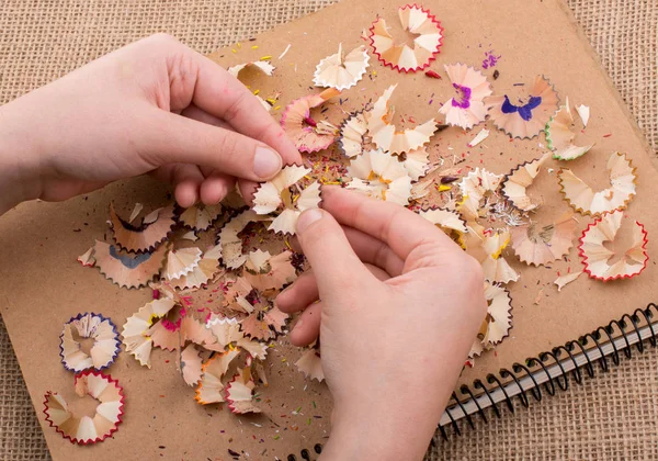 Kleurrijke Potloodkrullen Hand Een Notitieboekje — Stockfoto