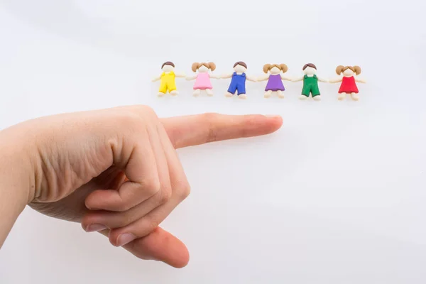 Mano Cerca Coloridos Niños Vestidos Figuras Sobre Fondo Blanco — Foto de Stock