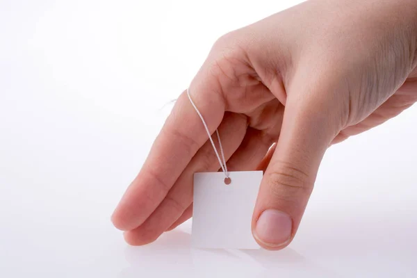 Mano Sosteniendo Una Etiqueta Blanca Con Cuerda — Foto de Stock