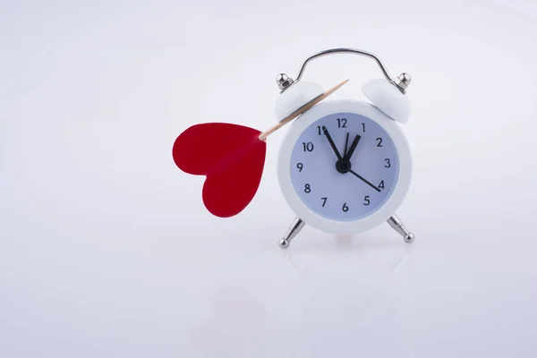 Pequeña Forma Corazón Color Rojo Reloj Despertador Color Blanco —  Fotos de Stock