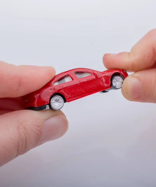 白い背景におもちゃの車を与える子供 — ストック写真