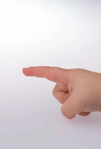 Kleine Hand Zeigt Auf Ein Musterhaus Auf Weißem Hintergrund — Stockfoto
