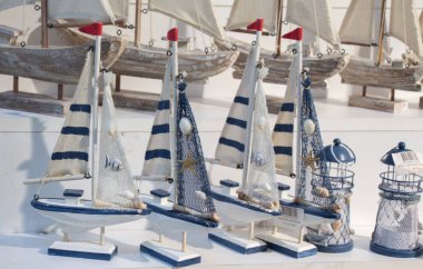 El yapımı yelkenliler görünürde.