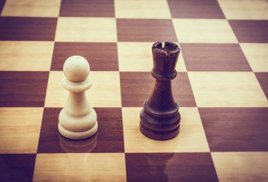 Satranç tahtasının üzerinde satranç taşları var.