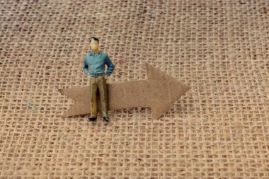 Küçük adam heykelinin arkasındaki kağıt ok