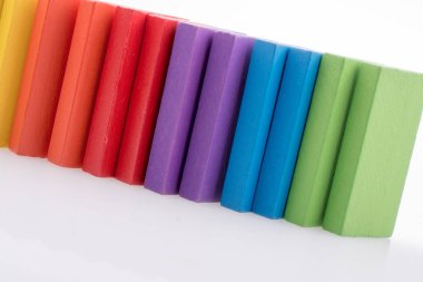 Beyaz arkaplanda renkli Domino Blokları