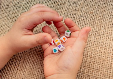 Kalp şeklinde tuval üzerine elinde küçük küpler