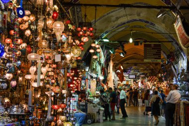 İstanbul 'daki Büyük Pazar' dan Mozaik Osmanlı lambaları