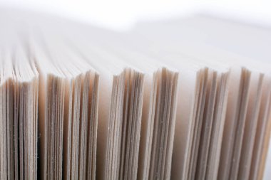 Beyaz arka plan üzerinde kısmen görünümünde kitap sayfaları
