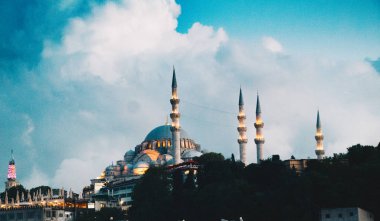 İstanbul 'daki Osmanlı tarzı caminin dış görünüşü