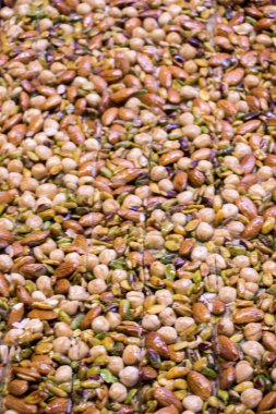 Görüş alanında çeşitli fındık ve tohumlar yığını