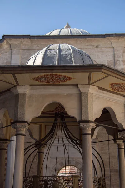 土耳其伊斯坦布尔奥斯曼建筑穹顶的外部视图 — 图库照片