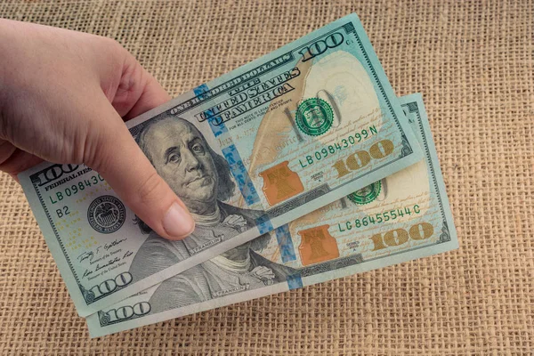 Handhållna Sedel Bunt Amerikanska Dollar Linne Duk Bakgrund — Stockfoto