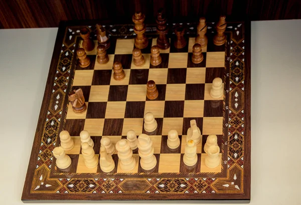 Шахматная Доска Деревянными Фигурами — стоковое фото