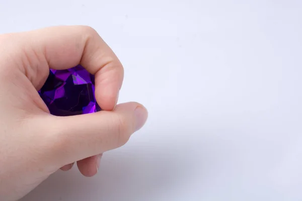 Mano Sosteniendo Diamante Púrpura Sobre Fondo Blanco — Foto de Stock