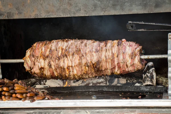 Türk Cag Kebabı Sergilenirken Ateşte Pişiyor — Stok fotoğraf