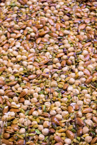 Görüş alanında çeşitli fındık ve tohumlar yığını