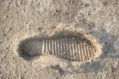 Beton zeminde görülen ayak izleri.