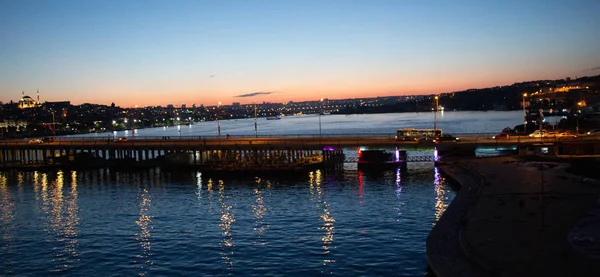 Golden Horn Daki Atatürk Köprüsü Gece Sergileniyor — Stok fotoğraf