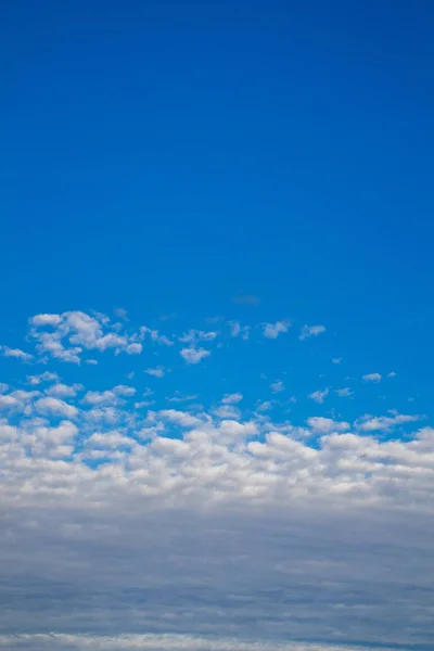 Хмари Білого Кольору Покривають Блакитне Небо Вдень — стокове фото