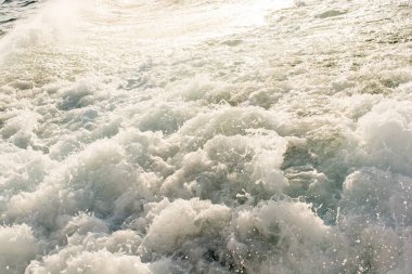 Su yüzeyi köpüklü ve köpüklü bir arka plan olarak