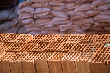 İnşa etmek için kahverengi renkli tuğlalar